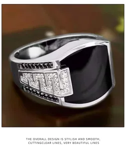 Bague homme élégante avec pierre noire et strass pavés, design géométrique audacieux.