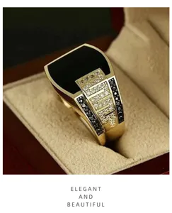 Large bague homme dorée avec pierre noire et diamants étincelants pour un style audacieux.