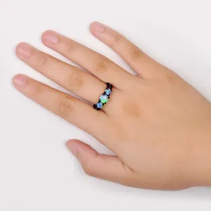Bague opale bleue tendance avec bande or noir pour femme, beau bijou chic et élégant.