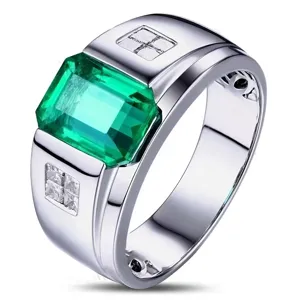 Anello da uomo color argento con grande pietra verde taglio smeraldo e zirconi molto luminosi.