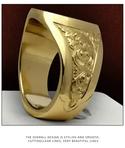 Vista detallada del anillo de sello dorado que muestra intrincados patrones grabados.