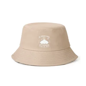 Gros plan détaillé du bob beige avec motif imprimé de phrase française et nuage.