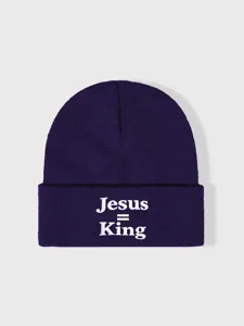 Μωβ πλεκτό σκουφί με λευκό κέντημα Jesus King, λεπτομέρεια χειμωνιάτικου σκουφιού.