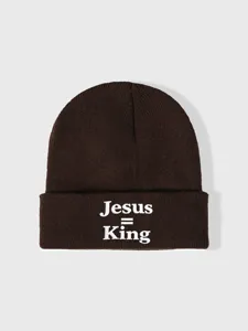 Καφέ πλεκτό σκουφάκι beanie με λευκό κεντημένο κείμενο Jesus King λεπτομέρεια χειμώνας