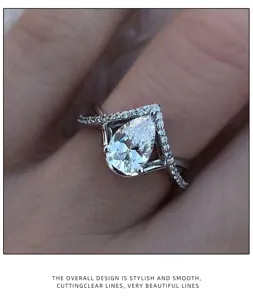 Detailaufnahme eines eleganten tropfenförmigen Zirkonrings mit einem funkelnden V-Band.