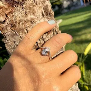 Tropfenförmiger Zirkonia Ring in Roségold, eleganter Verlobungsring für Damen Mode.