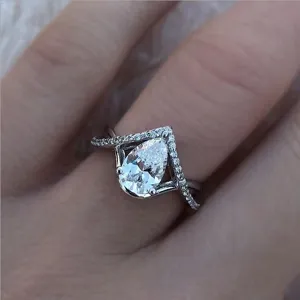 Birnenförmiger Zirkonia Ring Kreuz Chevron Pavé Band silberner Verlobungsring Hauptansicht