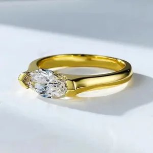Anello minimalista in lega con zircone taglio marquise e design geometrico elegante.