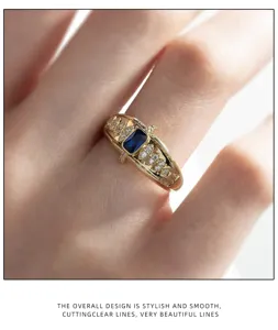 Anello placcato oro alla moda con pietra blu rettangolare e zirconi scintillanti.