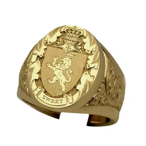 Anillo de sello chapado en oro para hombre con escudo de león de corona real y grabados detallados.