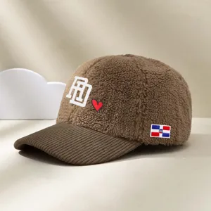 Stijlvolle baseballpet van ribvelours en fleece met geborduurd hart en unieke letters.