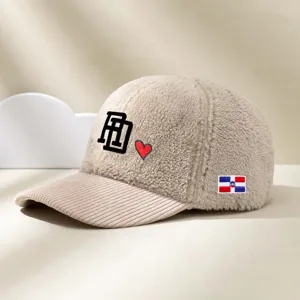 Gedetailleerd overzicht van de pluizige lamsstenen honkbalpet met stijlvolle borduurstiksels.