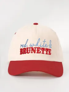 Vue rapprochée des broderies rouges et bleues sur la casquette de baseball bicolore.