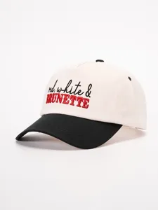Vue détaillée de la casquette de baseball bicolore avec broderie sur le devant casual.
