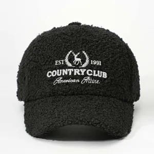Gros plan de la casquette de baseball en polaire teddy noire avec broderie blanche.