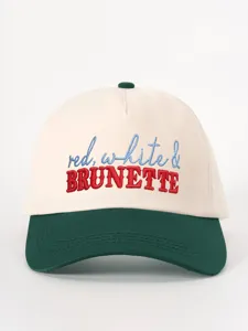 Vue rapprochée d'une casquette de baseball bicolore avec broderie sur le devant, réglable.