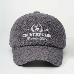 Casquette de baseball en polaire peluche grise avec broderie blanche et logo cerf ajustable.