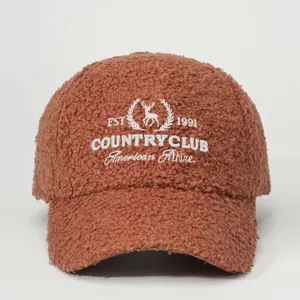 Casquette de baseball en polaire teddy marron avec logo cerf brodé blanc et détail country club.