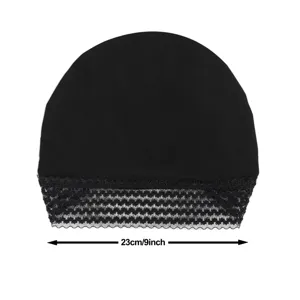Schwarze Kappe mit Spitzenrand Detailansicht, weicher Stoff und filigranes Blumenmuster.