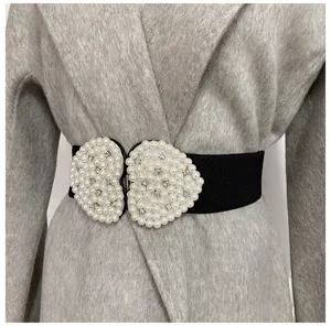 Vue détaillée d'une ceinture élastique noire pour femme avec boucle cœur en perles et strass.
