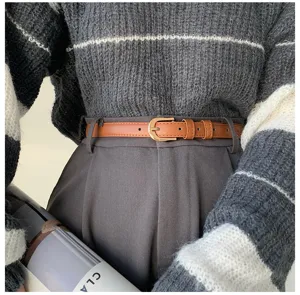 Elegante cintura sottile in pelle marrone da donna con fibbia dorata, perfetta per pantaloni.