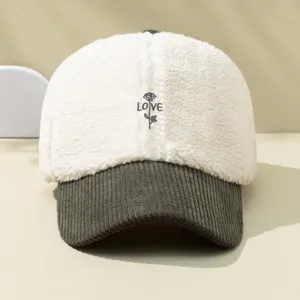 Casquette de baseball en fausse mouton et velours côtelé avec broderie rose et amour.