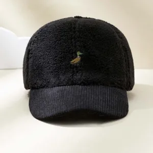 Gorra de béisbol negra de borrego con visera de pana y un bonito bordado de pato mallard.