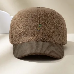 Gorra de béisbol de lana de cordero marrón con visera de pana y bordado de pato.