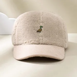 Vista detallada de la gorra de béisbol de felpa beige y pana con bonito bordado de pato.
