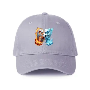 Cappellino da baseball grigio regolabile con grafica di calcio fuoco e ghiaccio sul davanti.