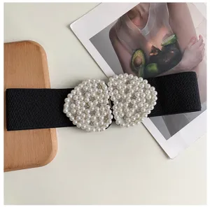 Vue de détail ceinture large élastique noire pour femmes avec boucle perle double cœur.