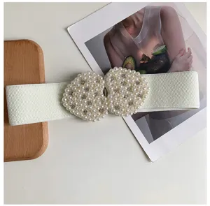Ceinture élastique blanche large avec boucle de perles en double cœur pour robe élégante.