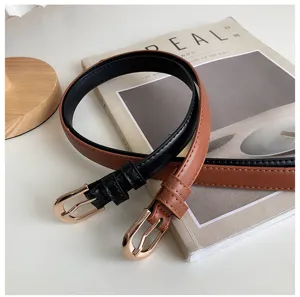 Cintura in pelle sottile minimalista dettaglio, accessorio vita fine per pantaloni da donna.