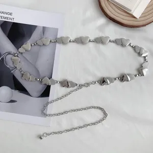 Cinturón de cadena de metal plateado con corazones para mujer, accesorio elegante.