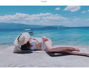 Vue détaillée du grand chapeau de paille, élégant chapeau de soleil plat pour les vacances plage.