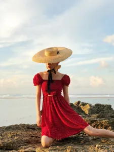 Chapeau de paille à très large bord avec ruban noir, idéal vacances d'été plage et soleil.