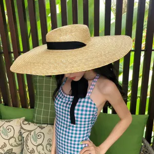 Chapeau de paille à large bord style Hepburn sommet plat protection solaire plage détail
