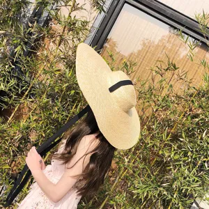 Chapeau de paille à large bord surdimensionné avec ruban noir, style élégant chapeau de plage.
