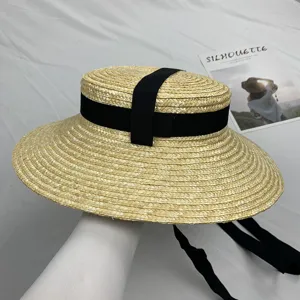 Klassieke Franse stijve strohoed met zwart lint, elegante zomerse strandzonnehoed voor dames.