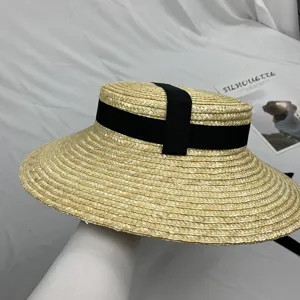Gedetailleerd overzicht van een platte strohoed voor dames, zwart lint, retro stijl, zomer strandhoed.