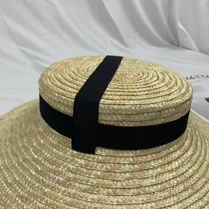 Gedetailleerd overzicht van een vintage strohoed met zwarte band voor zomerstrand vakantie.