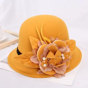 Chapeau cloche en feutre de laine jaune melon vintage avec decor de perles de fleurs