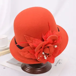 Chapeau melon en feutre de laine orange d'hiver pour femme avec fleur et perle vintage.