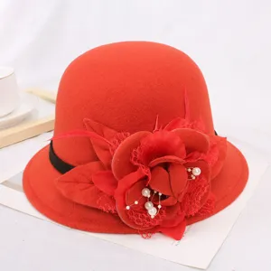 Chapeau cloche en feutre de laine rouge avec décor floral et perles, style vintage chic.