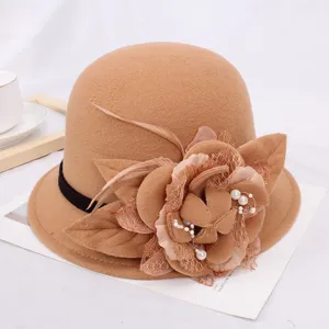 Vue détail chapeau cloche élégant en feutre de laine marron avec dentelle et perle.