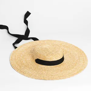 Vue detaillee de chapeau de paille a large bord, style Hepburn chapeau de plage d'ete.