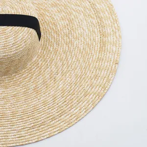 Vue de détail grand chapeau de paille, chapeau de soleil plat, vacances plage été pour femme