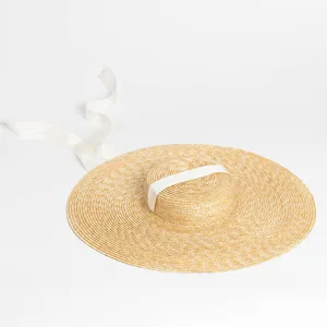 Grand chapeau de paille pour femme avec ruban blanc, chapeau de plage élégant et chic.