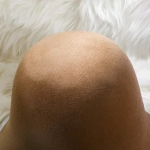 Detailopname van de bruine wollen vilt emmerhoed, met een zachte textuur voor de winter.