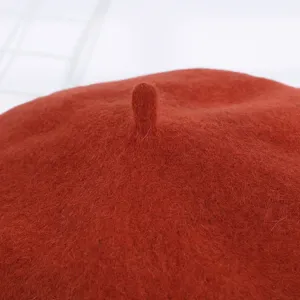 Detalle de primer plano de una boina de mezcla de lana suave con textura fina y corona clásica.